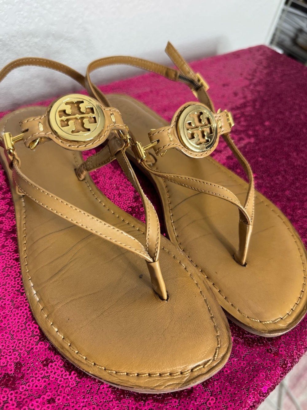 TORY BURCH 🌟 Tan Leather “ALI” Thong Sandals, Gold Logo Medallions (Women’s 6.5) - Picture 4 of 13